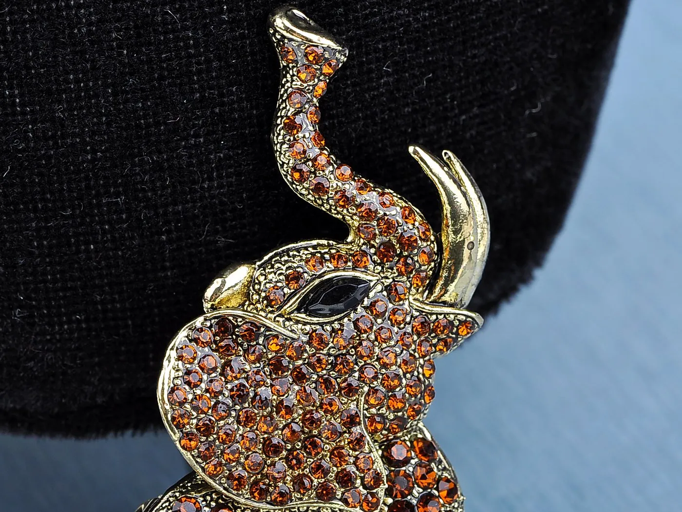 Alilang Golden Tone Brown Rhinestones Animal Elephant Trunk Brooch Pin