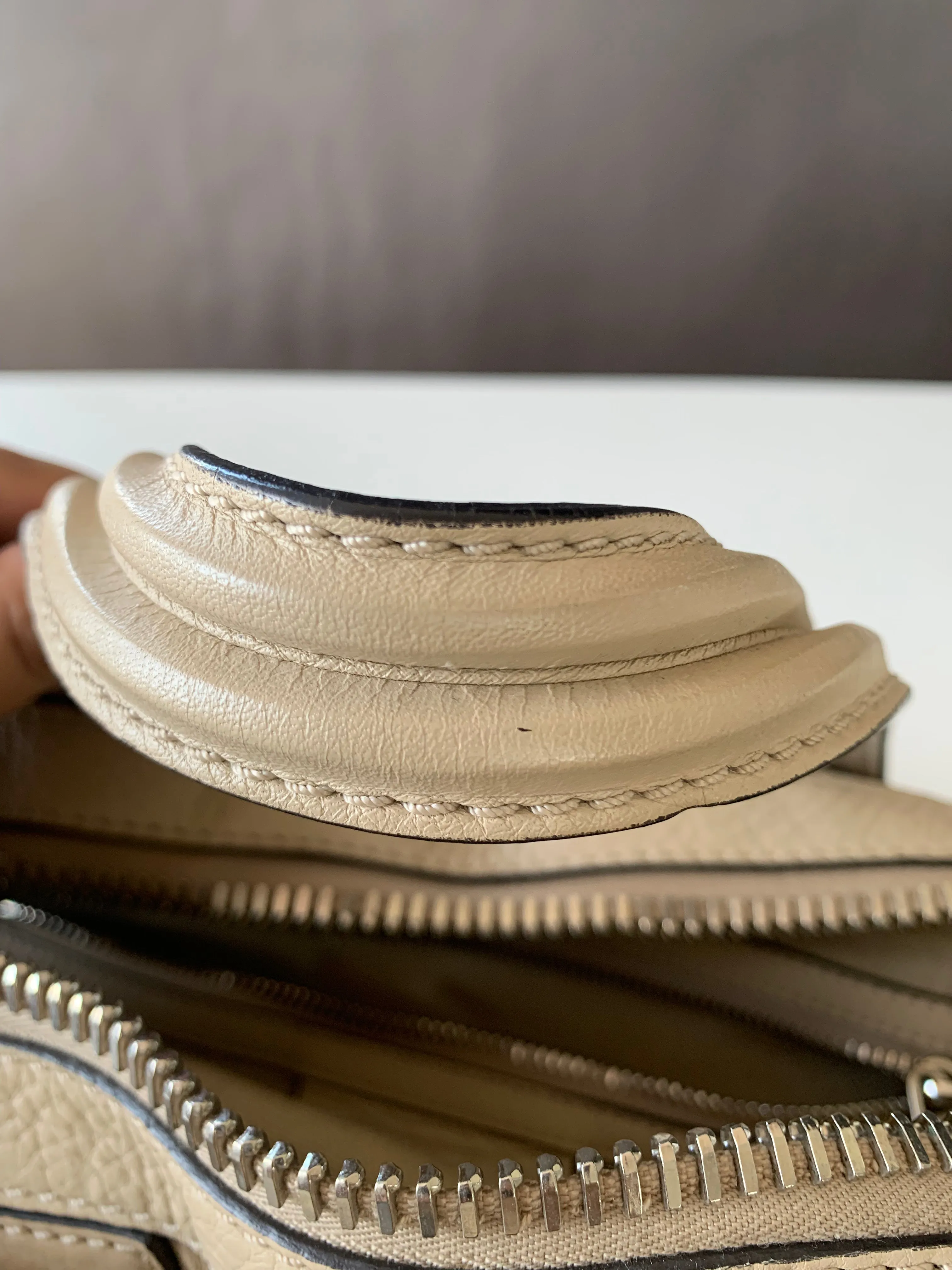 <B> GIVENCHY</B> <BR>Nightingale Medium
